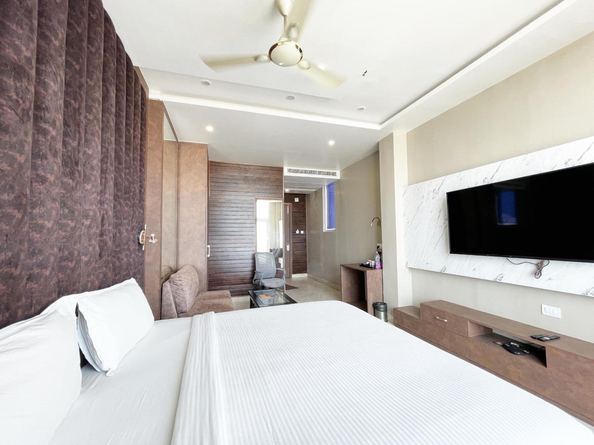 Hotel TBS Puri: Oceanfront Luxury with Full Amenities Exterior photo