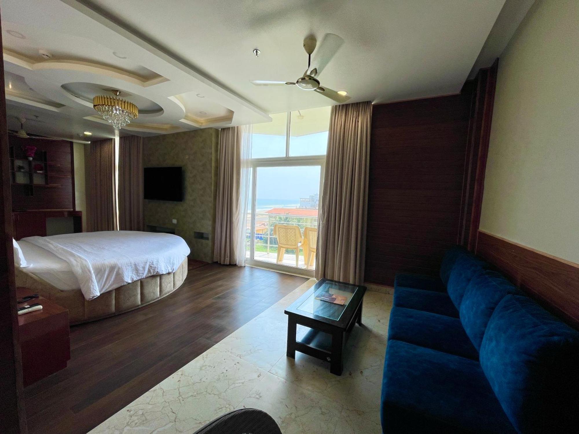 Hotel TBS Puri: Oceanfront Luxury with Full Amenities Exterior photo
